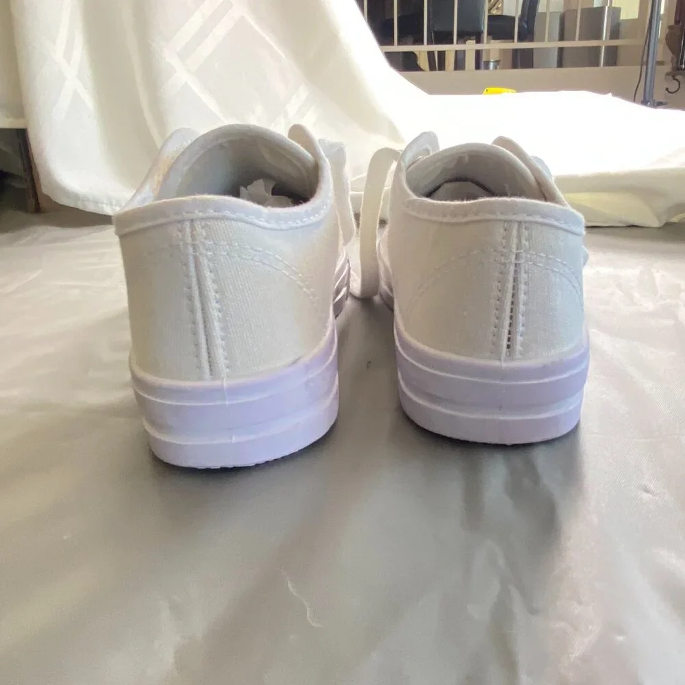 Unbranded Girls white/cream canvas shoes‎ (size 2-3)